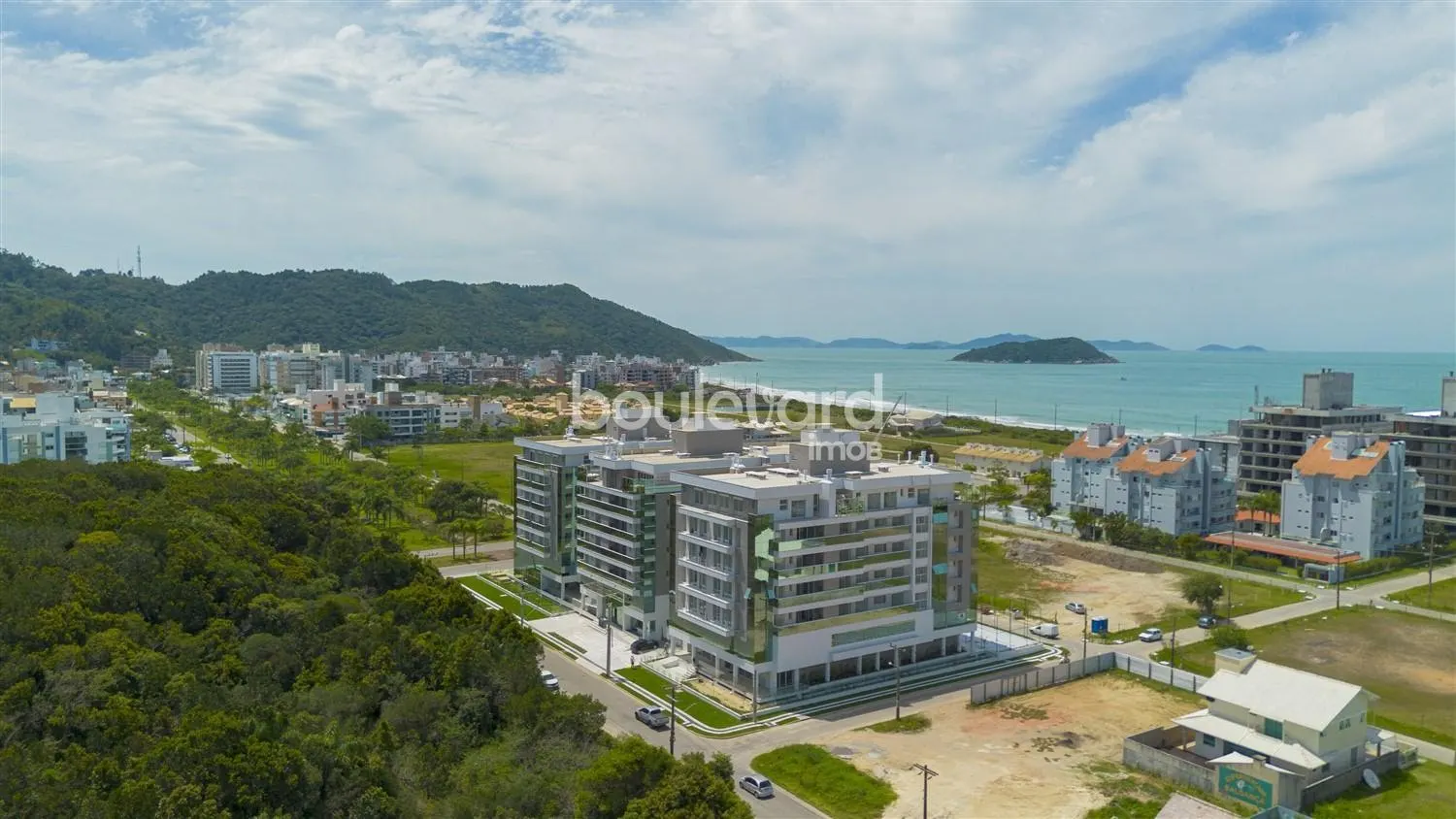 Vista aérea do Ocean Home Club, em Palmas, Governador Celso Ramos, com o mar ao fundo